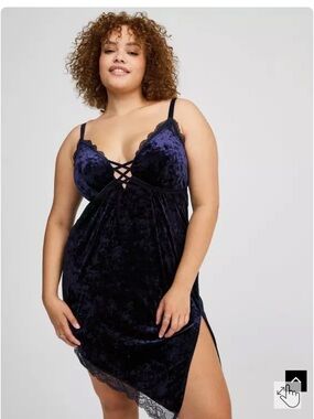Plus Size Velvet Lace Chemise in Deep Navy - Crisscross Front